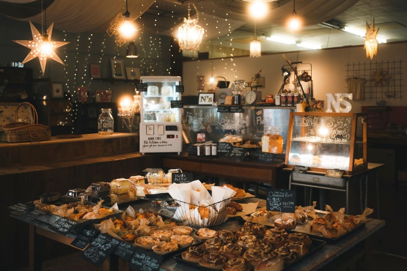 エヌズキッチンアンドラボのパンが並ぶ店内