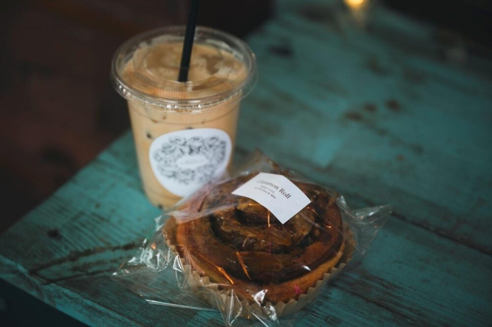 エヌズキッチンアンドラボのシナモンロールとドリンク