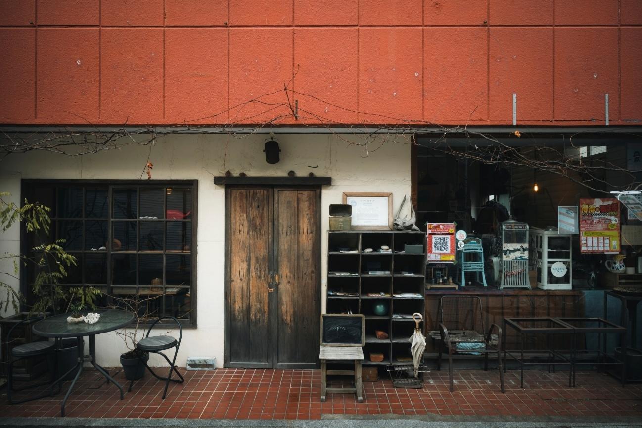 三津浜商店街にある「島のモノ 喫茶 田中戸」の外観