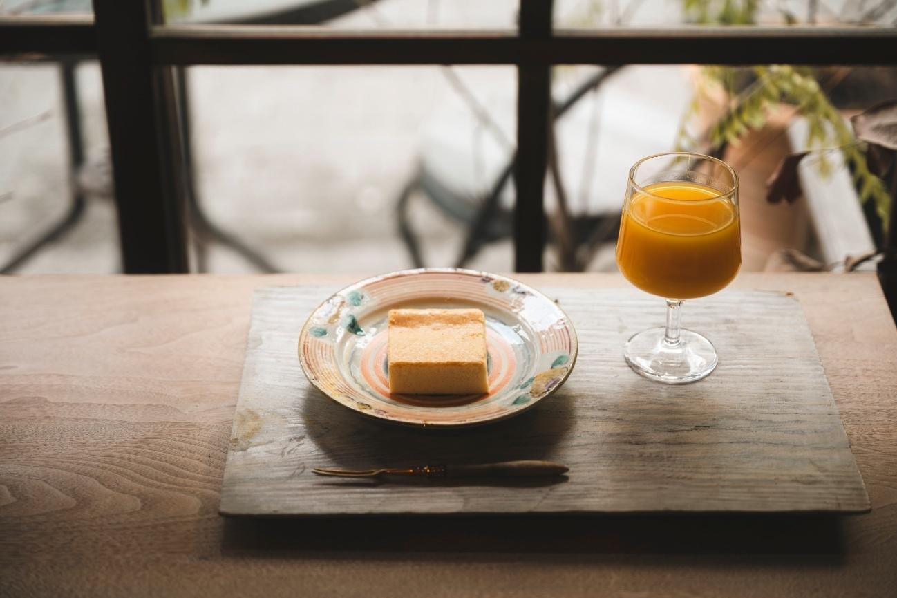 「島のモノ 喫茶 田中戸」のチーズケーキと島のみかんジュース